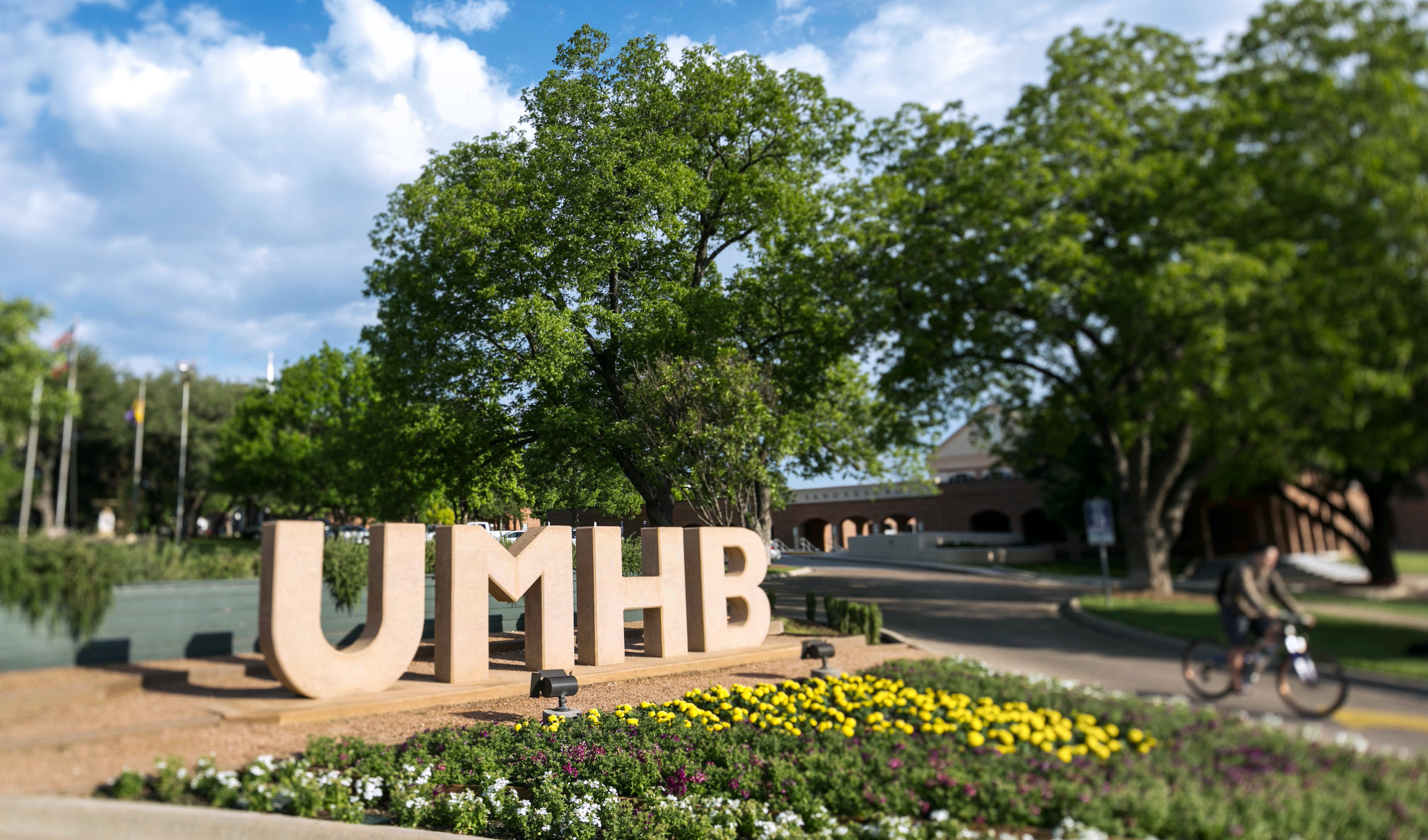 UMHB letters sign in front of one of their buildings